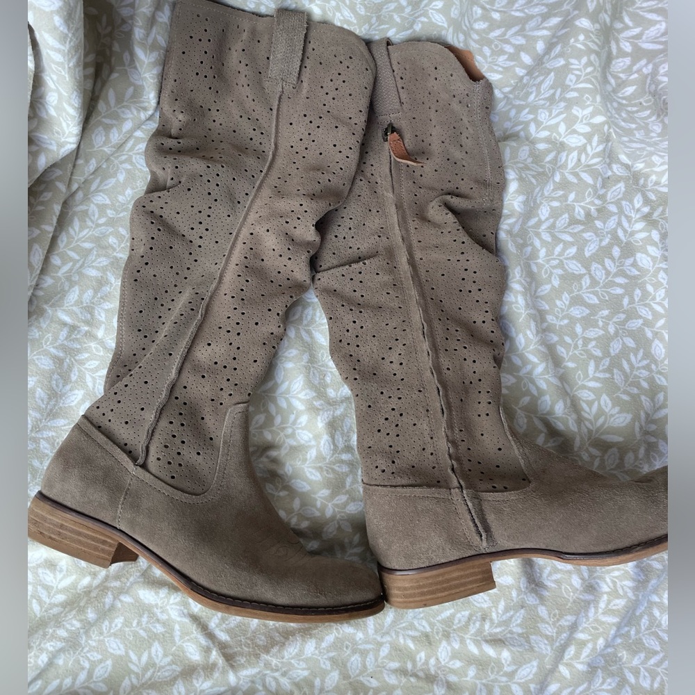 Dingo genuine suede slouchy knee high boots. Ladies size 8.5 Color: Taupe grey